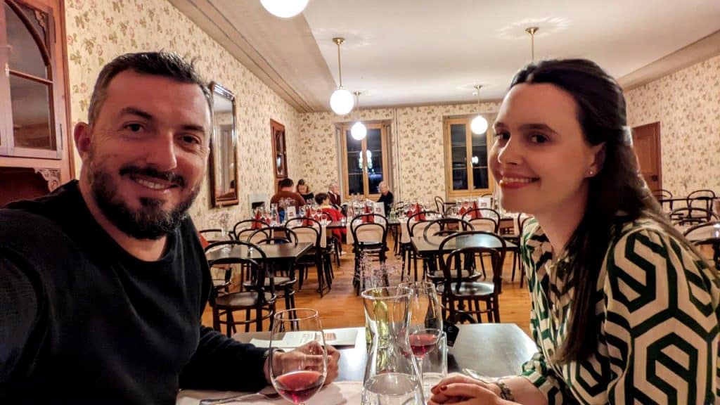 Solène und Matthias freuen sich auf das Abendessen im Hotel Ofenhorn in Binn