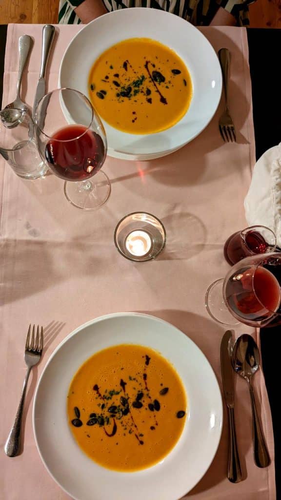 Eine herbstliche Vorspeise im Hotel Ofenhorn: Die Kürbiscrèmesuppe