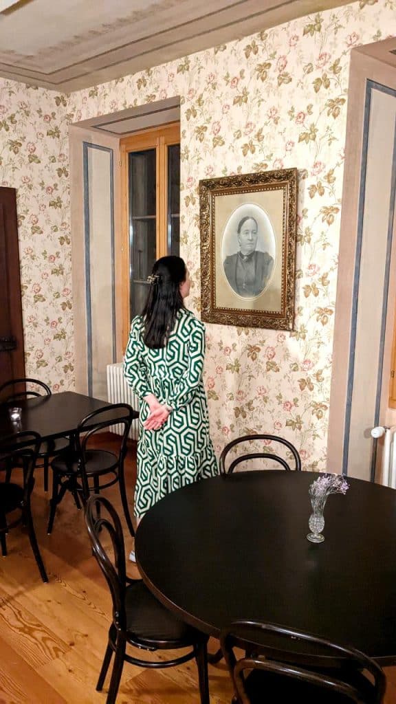 Solène lernt mehr über die Geschichte des Hotel Ofenhorn in Binn