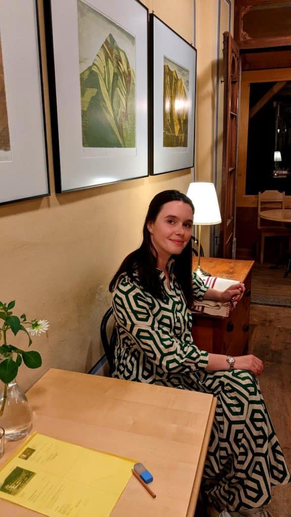 Solène geniesst die Stimmung im Bistro des Hotel Ofenhorn in Binn