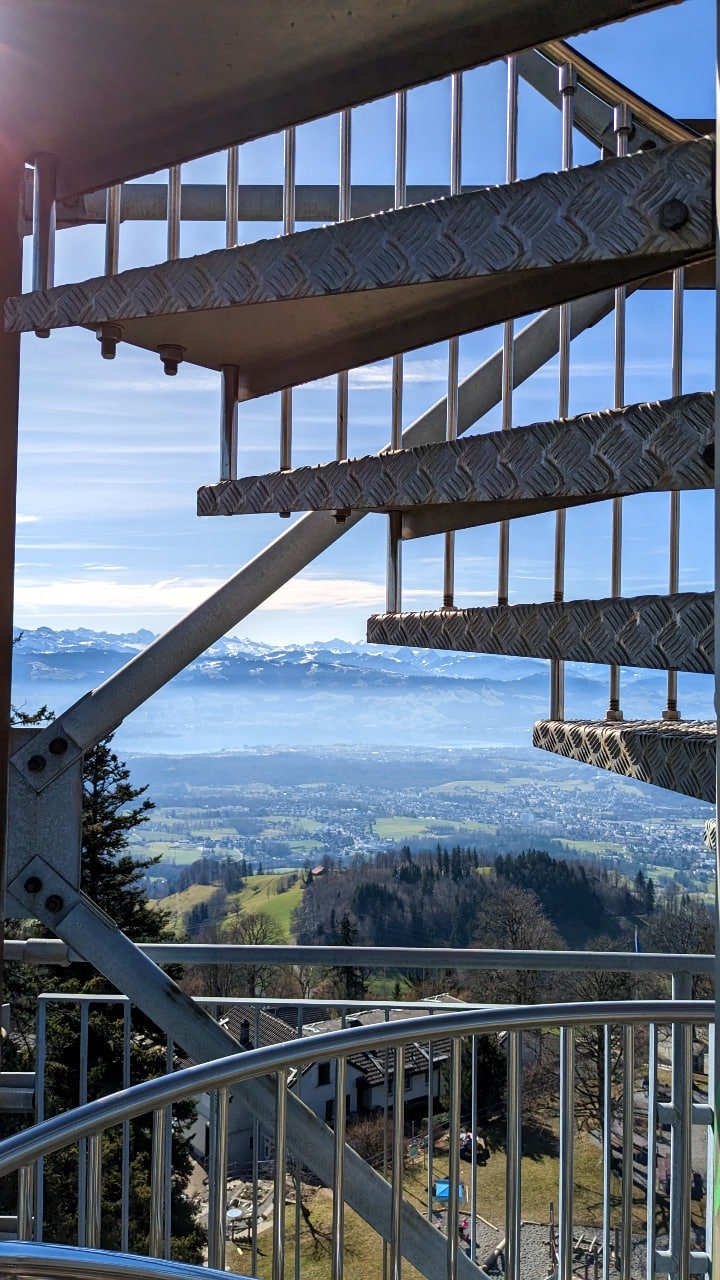 Auf dem Bachtel: Treppen des Bachtelturms