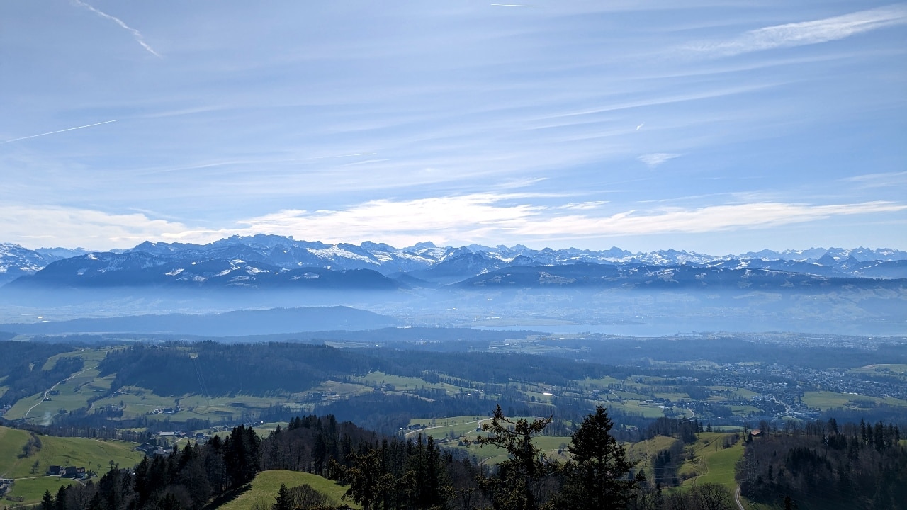 Panoramablick au die Alpen von der Bachtel-Kulm