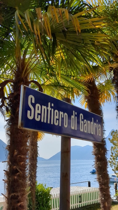 The street sign Sentiero di Gandria fits perfectly with the long shaft in color