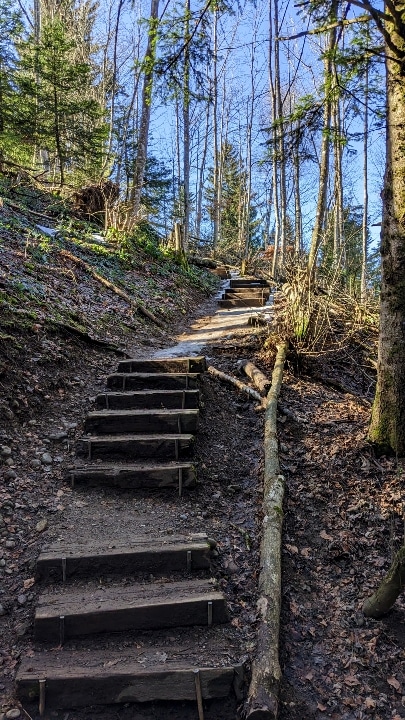 Viele Treppen beim Aufstieg zum Bachtel