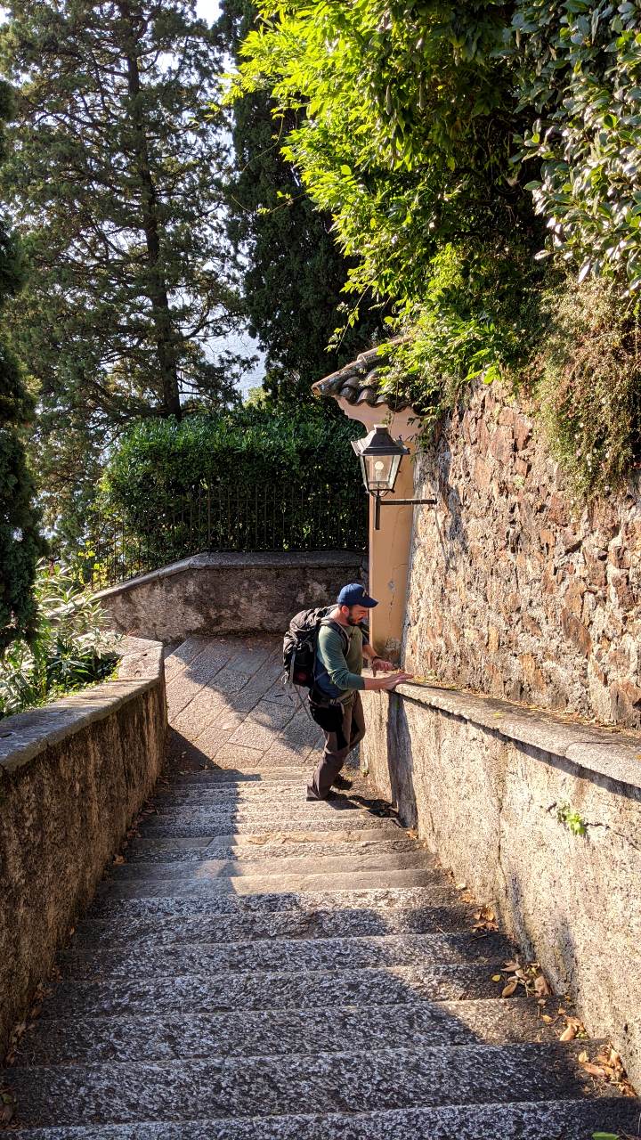 Matthias prüft die Mauern bei Morcote auf der Wanderung San Salvatore Morcote