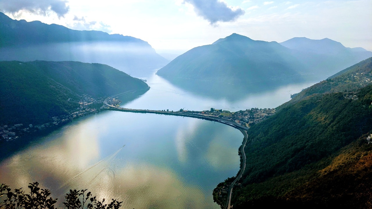 Ausblick auf den Lago di Lugano beim Wandern von San Salvatore nach Morcote