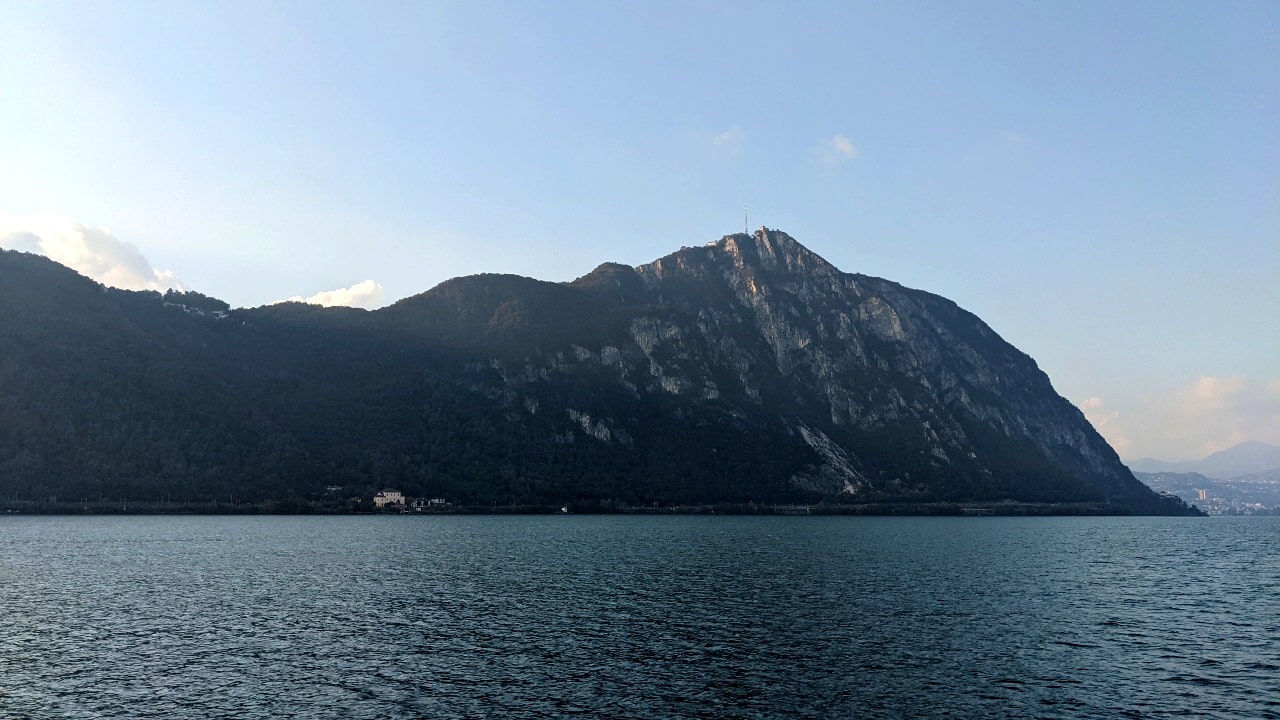 Blick auf den Monte San Salvatore vom Schiff aus