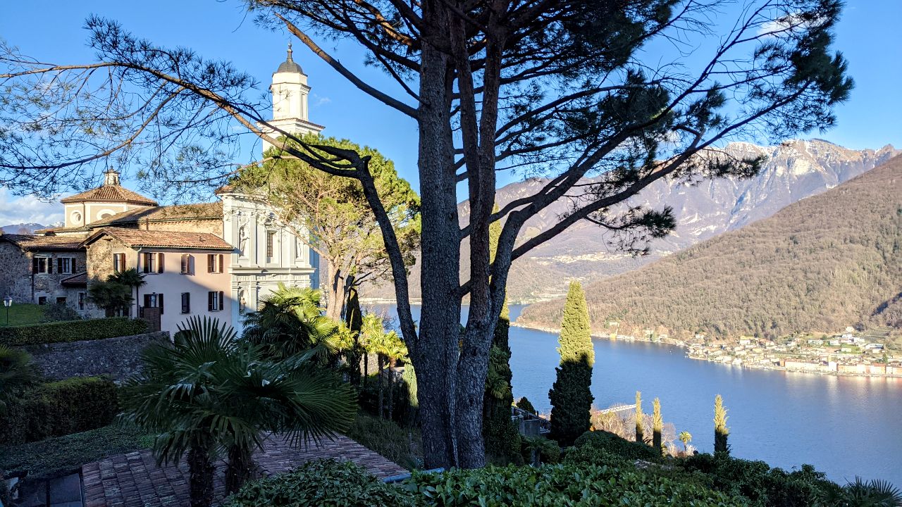 Blick auf die Santa Maria del Sasso und Lago di Lugano in Morcote