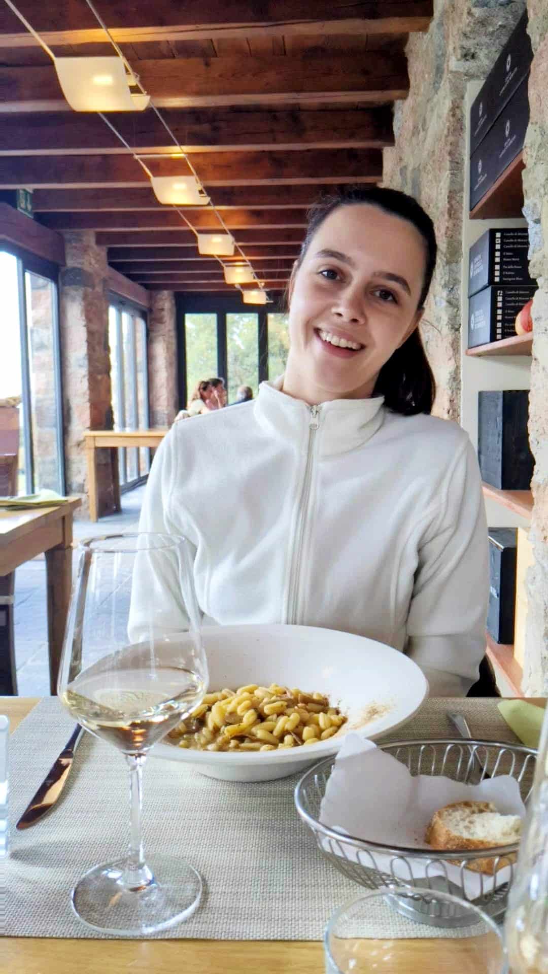 Solène im Restaurant Alpevicania auf der Wanderung San Salvatore Morcote