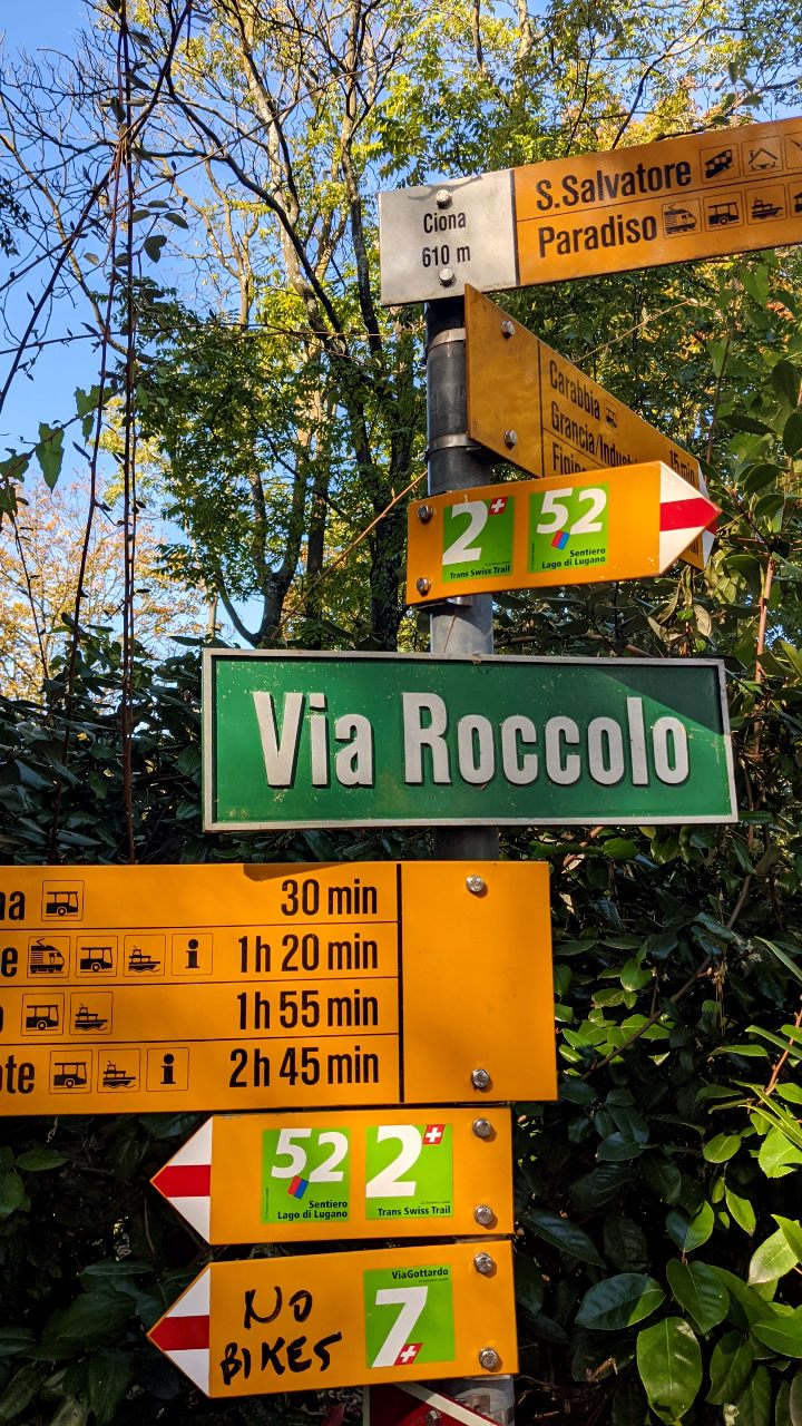 Wegweiser bei Via Roccolo auf der Wanderung San Salvatore Morcote
