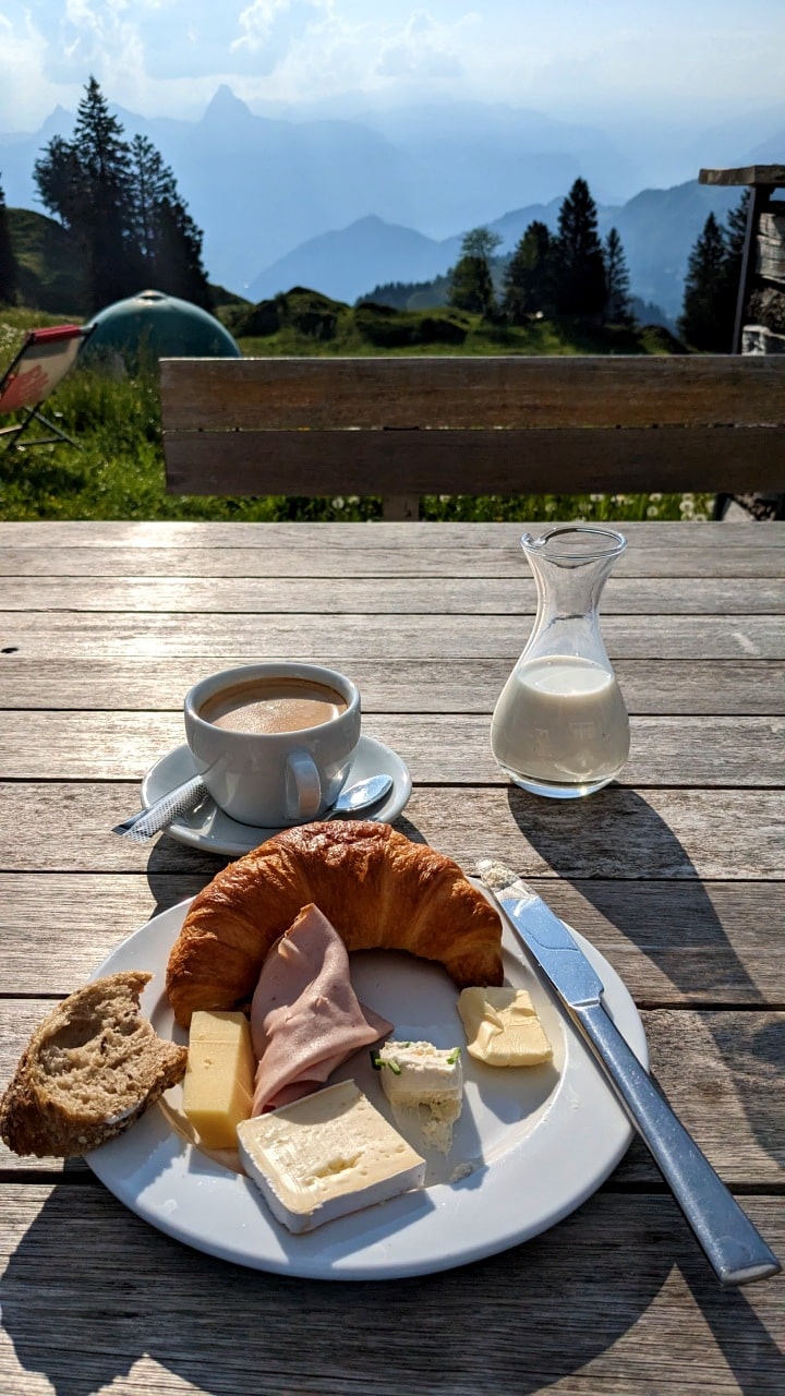 Frühstück mit Aussicht auf den Kleinen und Grossen Mythen vom Rigi Burggeist