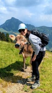 Solène liebt Kühe und gibt der Kuh eine wohltuende Massage