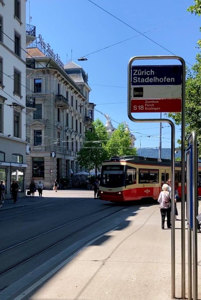 Einfahrt der Forchbahn in Zürich Stadelhofen