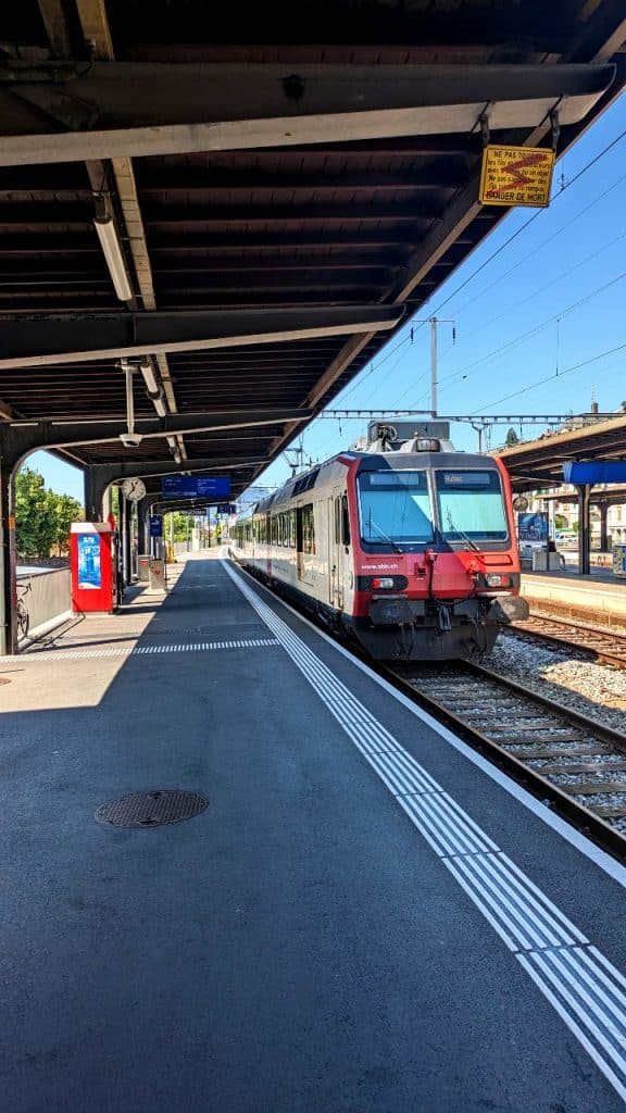 Zug am Bahnhof Neuenburg, der nach Noiraigue fährt