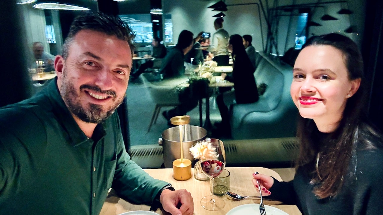 Solène & Matthias von Hike&Dine geniessen das Essen im Hotel des Horlogers