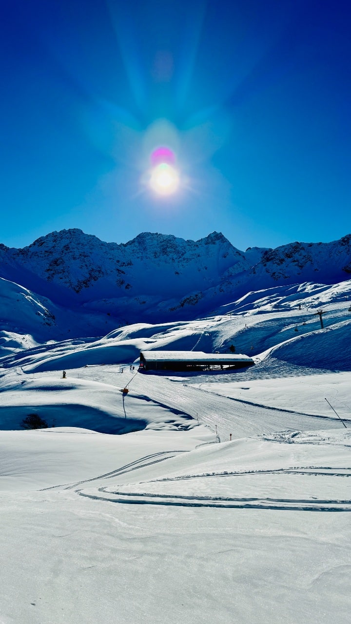 Blauer Himmel, Berge und Schnee: Das ist Winterwandern in Arosa!