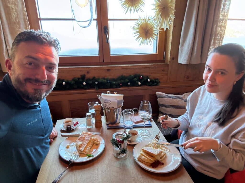 Solène und Matthias von Hike&Dine geniessen die feine Crèmeschnitte im Restaurant Alpenblick in Arosa