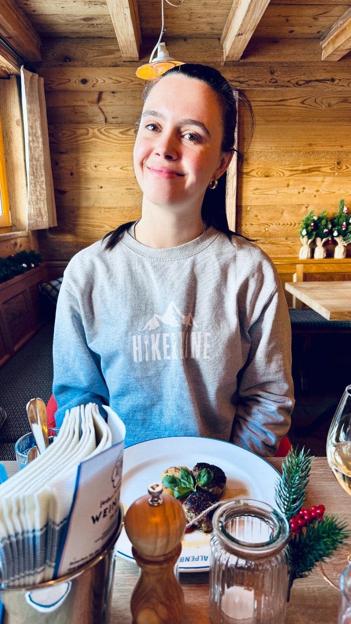 Solène ist happy: Die Hackfleischtätschli im Restaurant Alpenblick sind eine sehr gute Wahl!