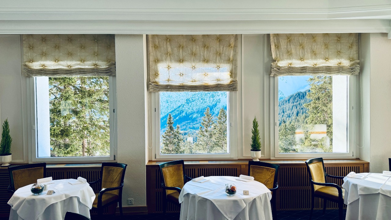 Die Fensterfront im Hotel Prätschli in Arosa bietet eine beeindruckende Aussicht