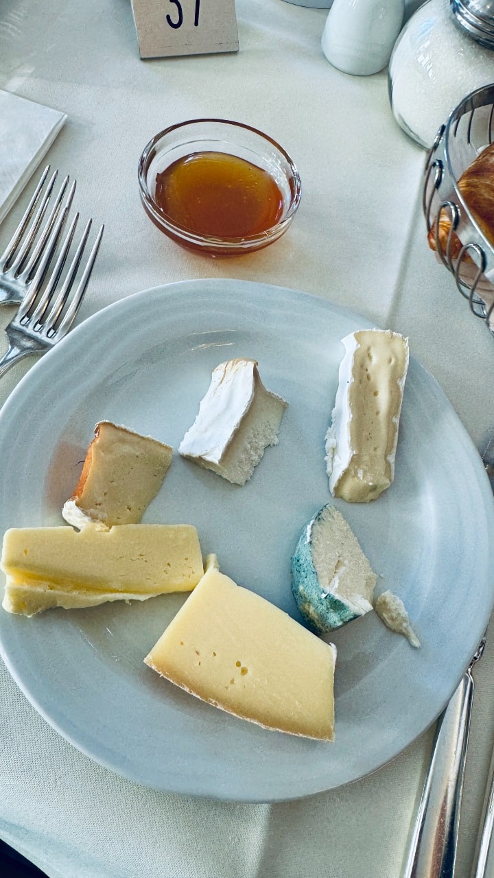 Käse und Honig zum Frühstück im Hotel Prätschli in Arosa