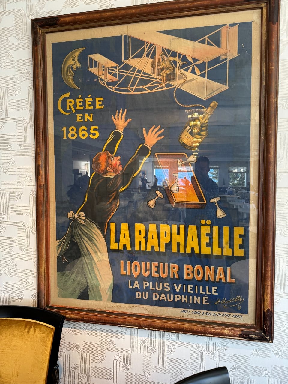 Eine Werbung aus dem 19. Jahrhundert ziert die Wände im Speisesaal des Hotel Prätschli