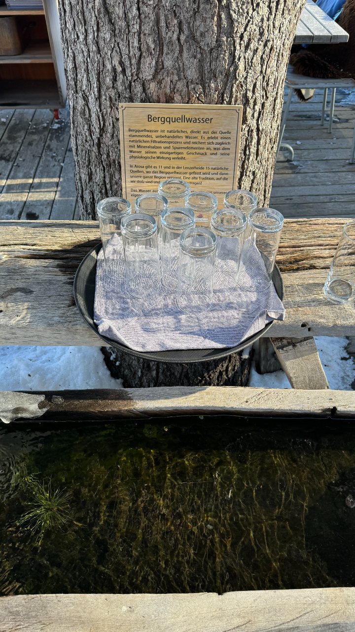 Auf der Terrasse des Restaurant Alpenblick gibt es einen Brunnen mit Bergquellwasser. Prost!