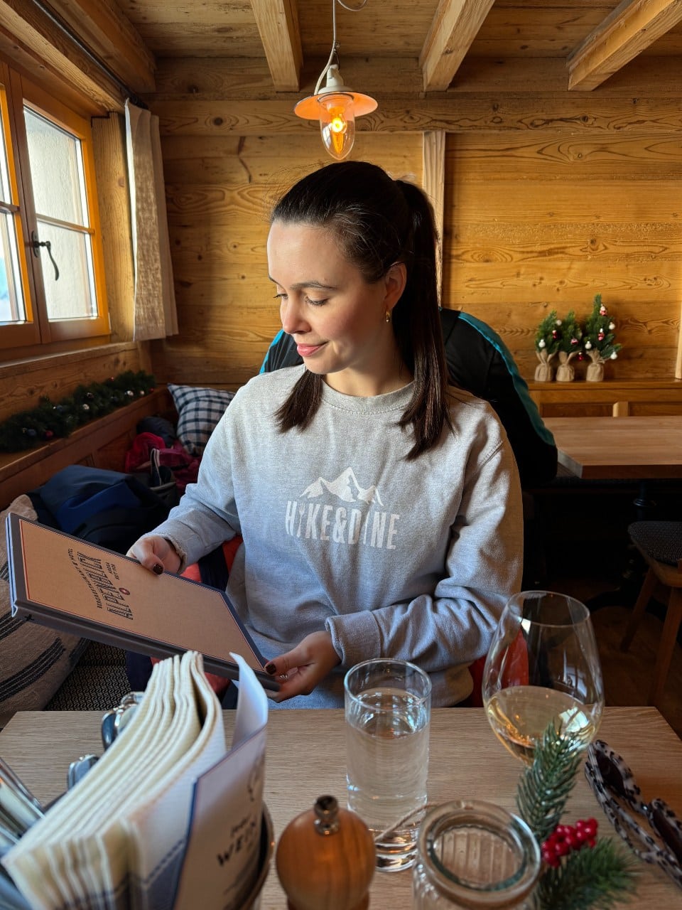 Solène studiert die Karte in der Stube des Restaurant Alpenblick