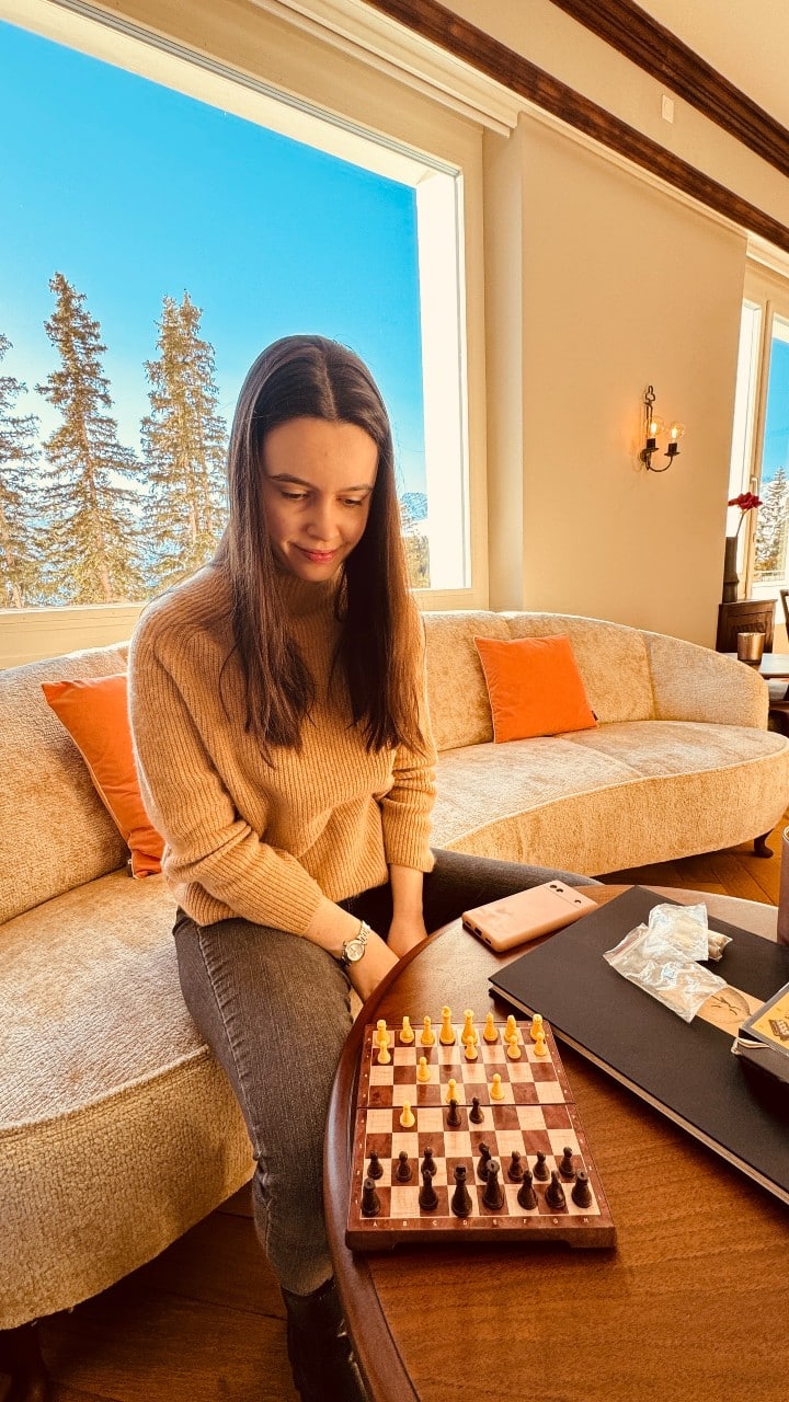 Solène beim Schachspiel im Salon des Hotel Prätschli