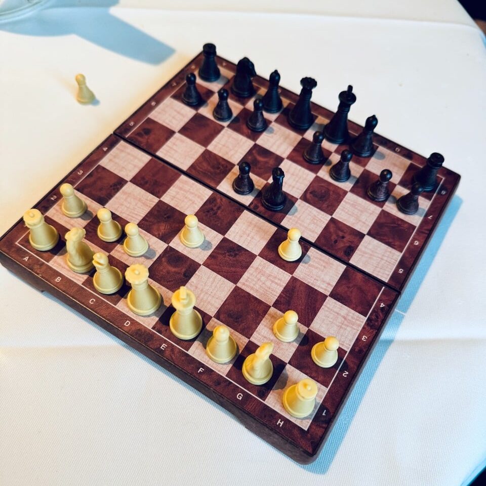 Wir spielen Schach wenn wir unterwegs sind. Auch im Hotel Prätschli.