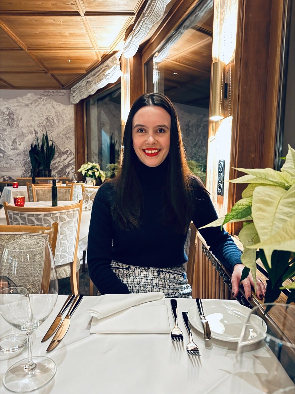 Solène freut sich auf das Abendessen im Restaurant Artis im Hotel Prätschli