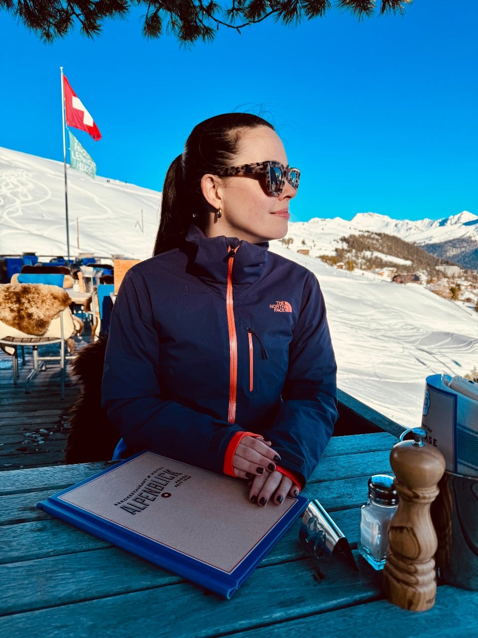 Solène geniesst die Sonnenstrahlen auf der Terrasse des Restaurant Alpenblick in Arosa