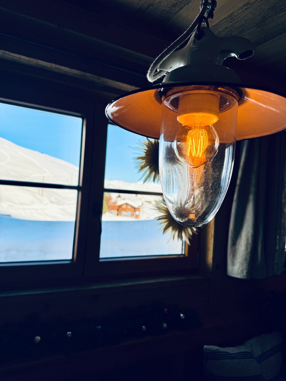 Ein Blick durch das Fenster im Restaurant Alpenblick in Arosa