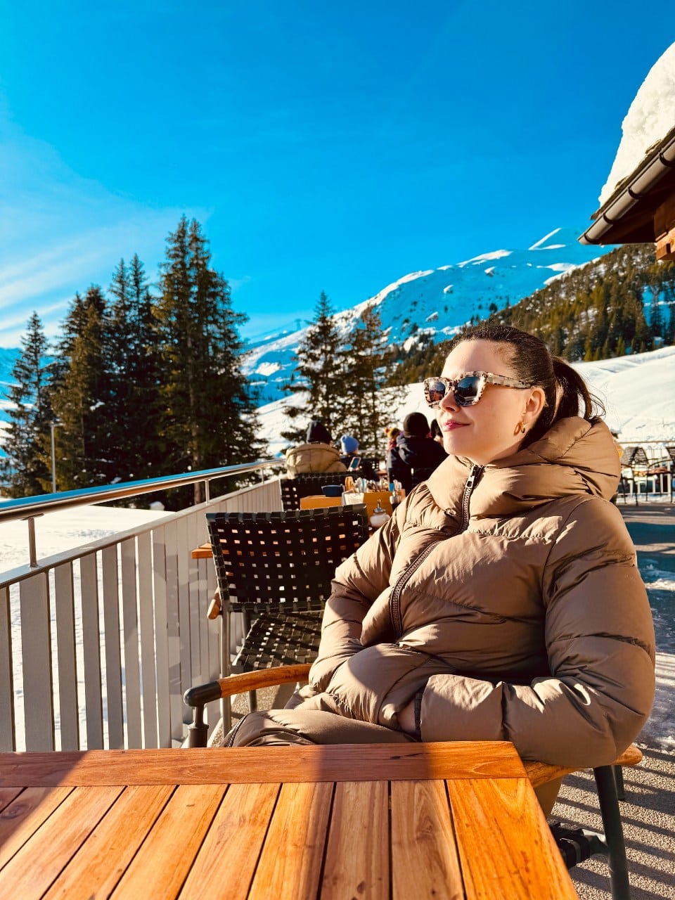 Blick in die Sonne: Solène auf der Terrasse des Hotel Prätschli