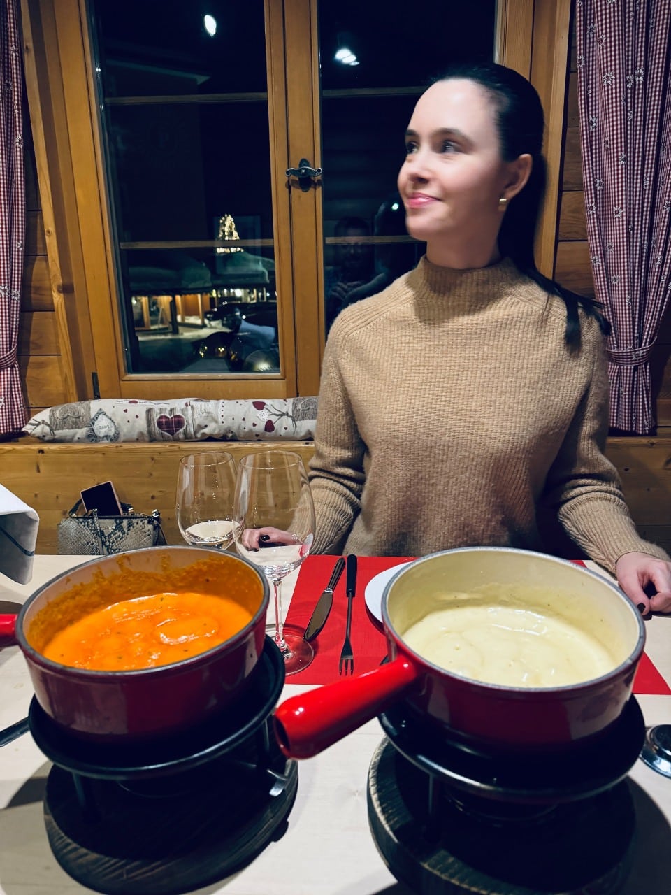 Solène schlägt zu: Ein Tomaten- und ein Käsefondue im Stall des Hotel Prätschli