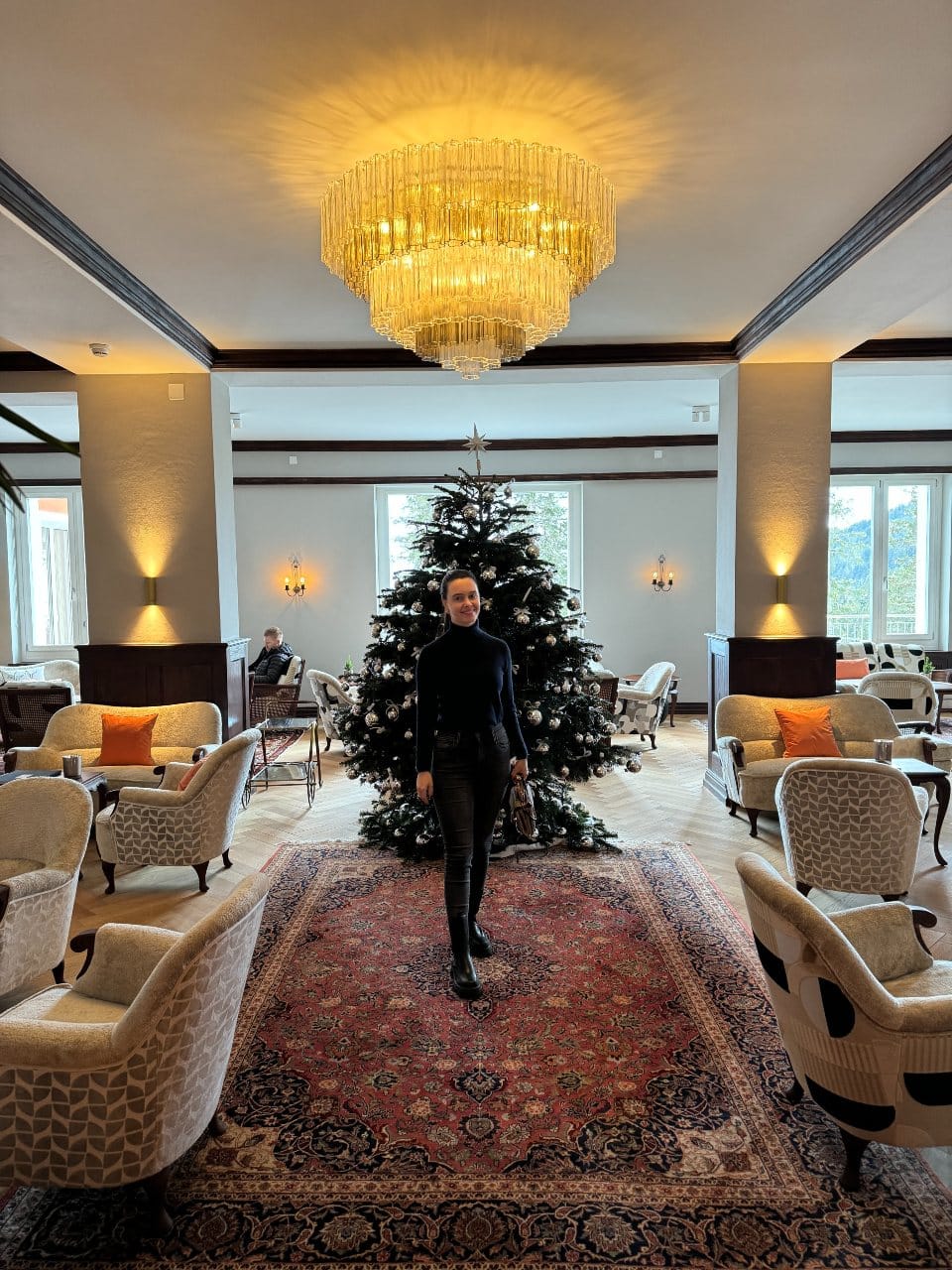 Weihnachtsbaum im Salon des Hotel Prätschli