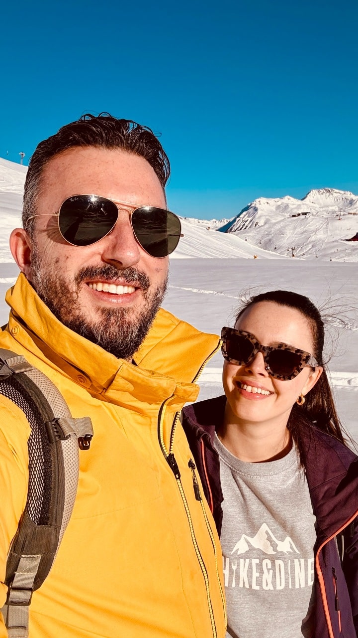 Solène und Matthias von Hike&Dine geniessen die Winterwanderung in Arosa
