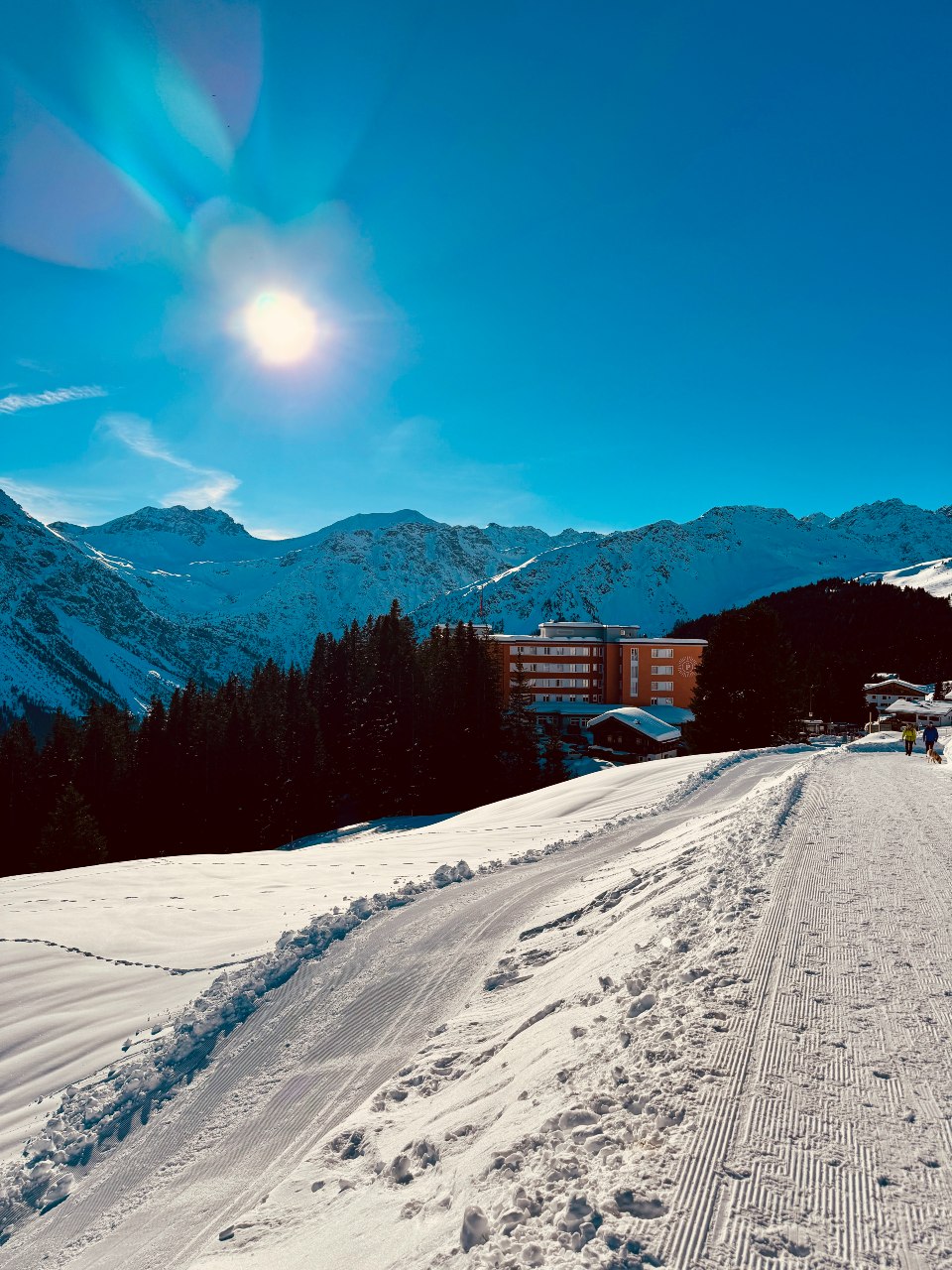 Der sehr gut präparierte Winterwanderweg führt vom Hotel Prätschli nach Innerarosa
