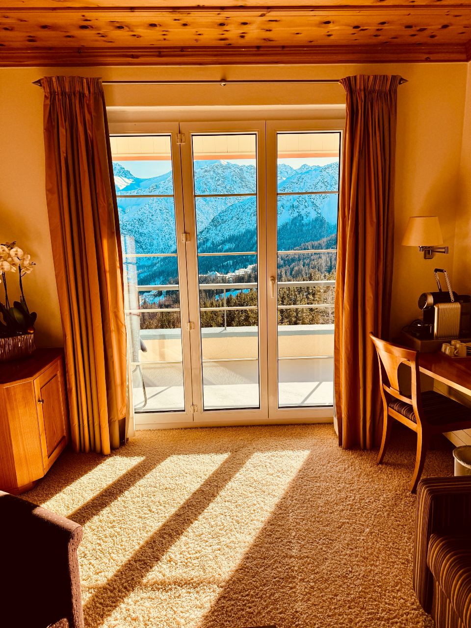 Blick durchs Fenster auf die Berglandschaft von Arosa