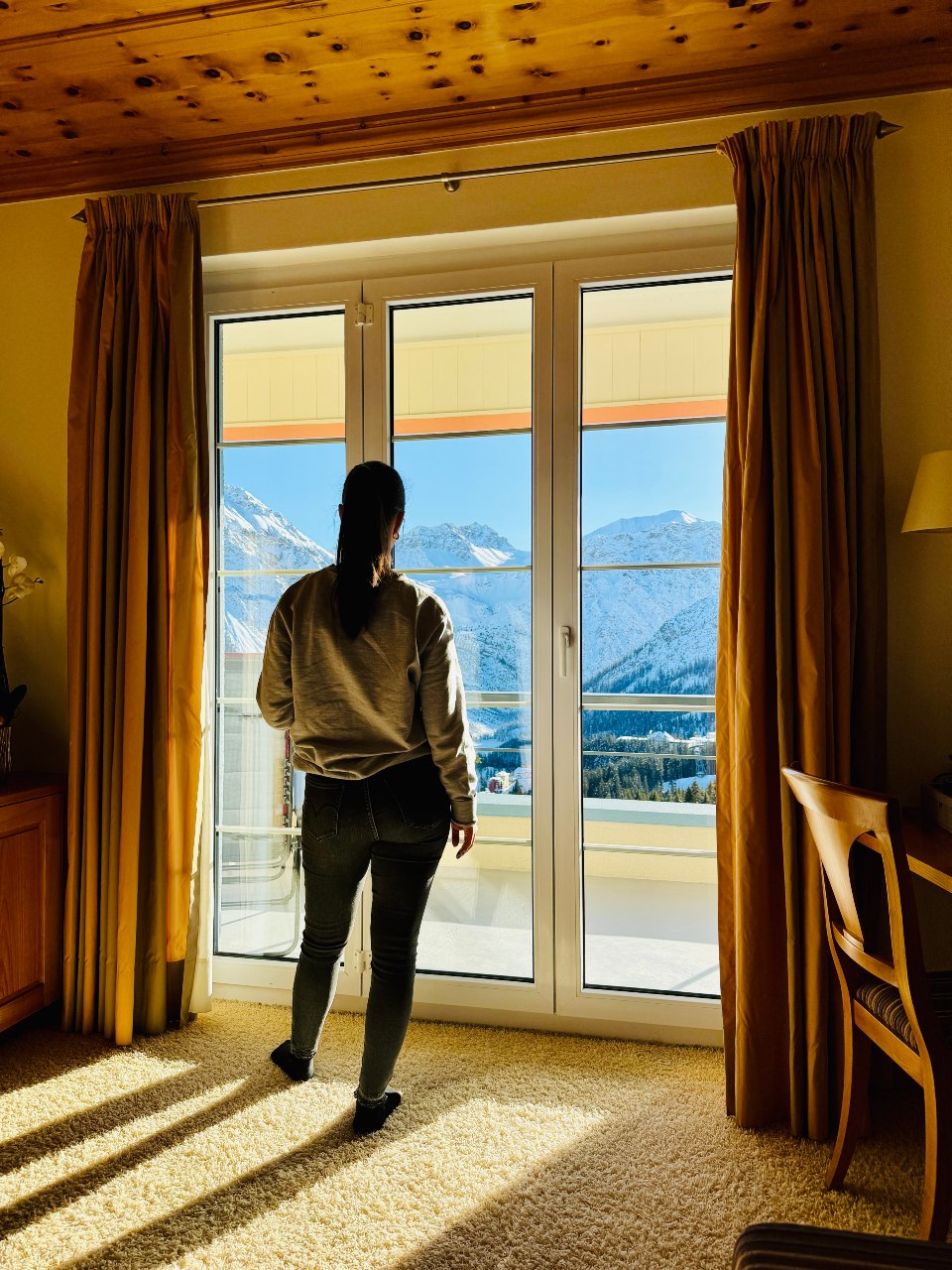 Solène geniesst den Blick auf die Berge im Hotel Prätschli in Arosa