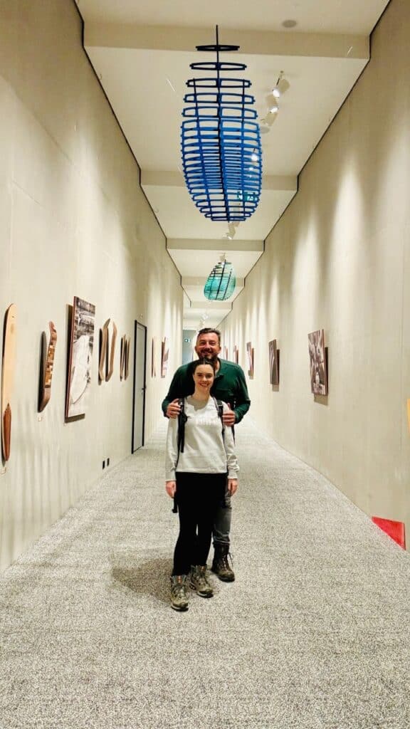 Solène und Matthias bei der Kunstausstellung im Hotel des Horlogers