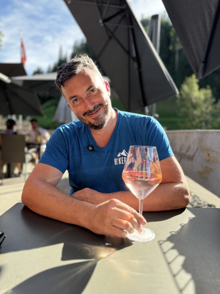 Matthias savoure un apéro au restaurant Schärligbad à Marbach – un conseil gourmand de Hike&Dine.