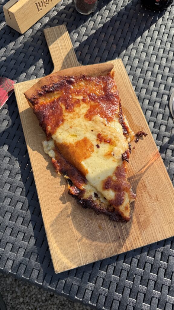 Gâteau au fromage original de Gersau servi sur une planche en bois au restaurant Traube à Gersau – un moment fort culinaire chez Hike&Dine.