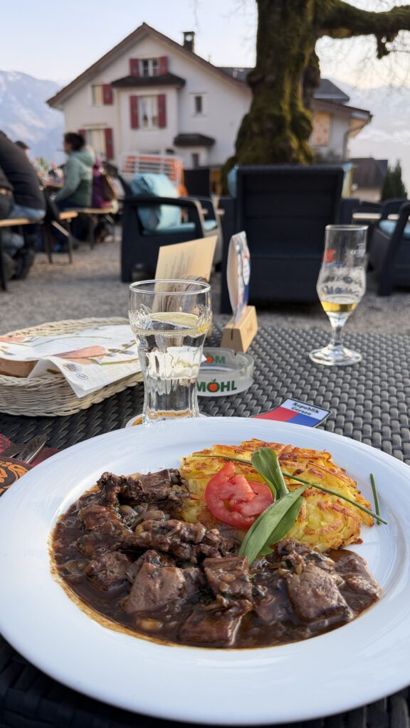 Tendres foies de veau avec des röstis croustillants, servis sur la terrasse du restaurant Traube à Gersau – un conseil culinaire Hike&Dine.