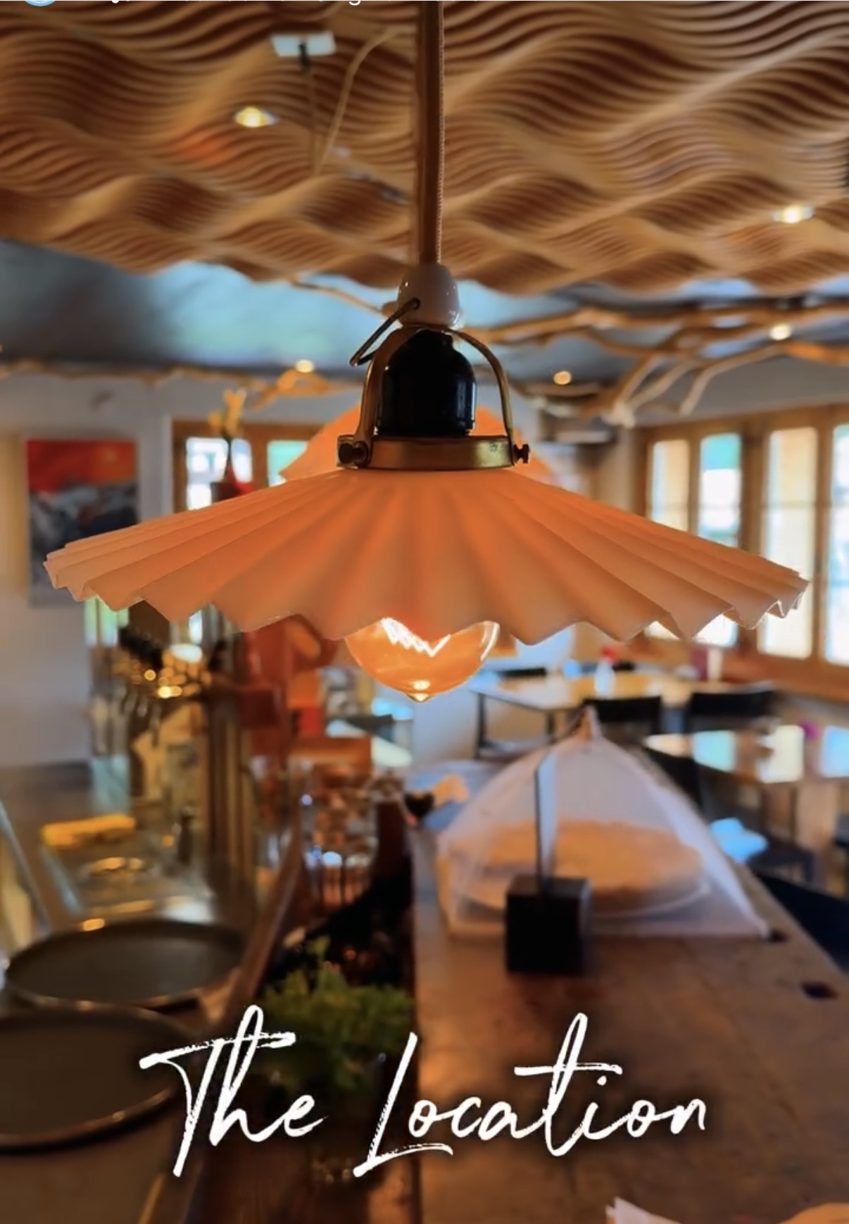 Designerlampe vor dem handgefertigten Schindelhimmel im Café 3692 Grindelwald. Einzigartige Holzarchitektur von Bruno Kaufmann für Hike&Dine.