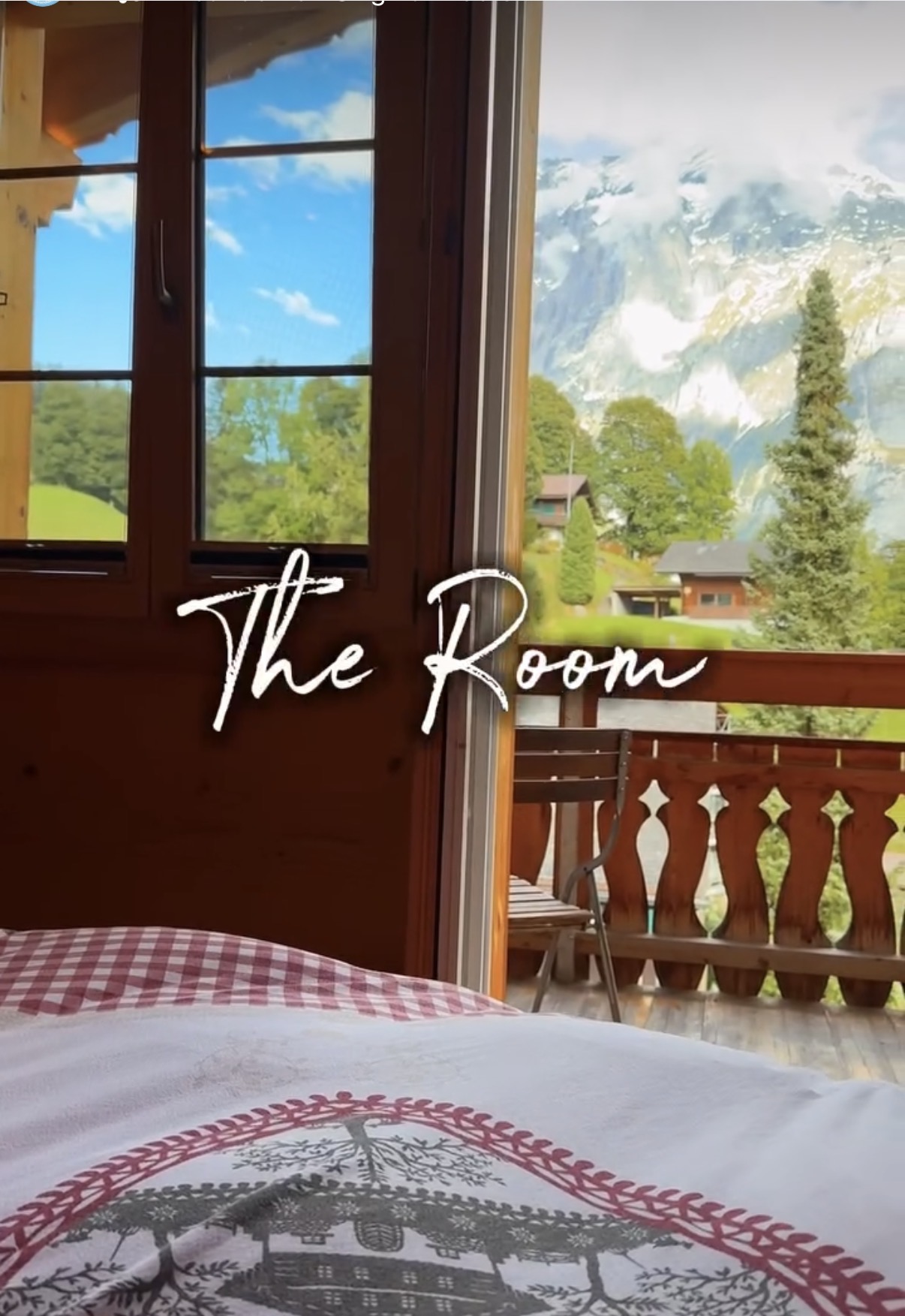 Blick aus der Suite 3692 im Café 3692 Grindelwald auf das Wetterhorn-Panorama. Alpines Design mit karierter Bettwäsche für Hike&Dine Geniesser.