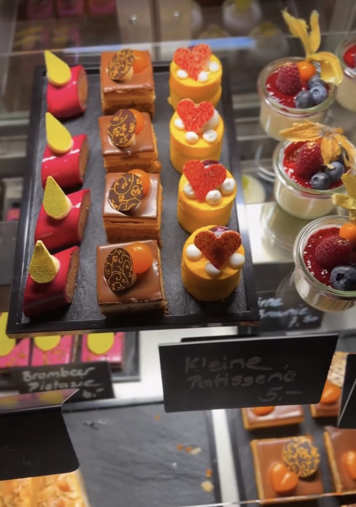 Gourmet-Patisserie im Café 3692 Grindelwald mit hausgemachten Törtchen und Desserts von Didi. Ein Highlight für Hike&Dine Geniesser am Terrassenweg.