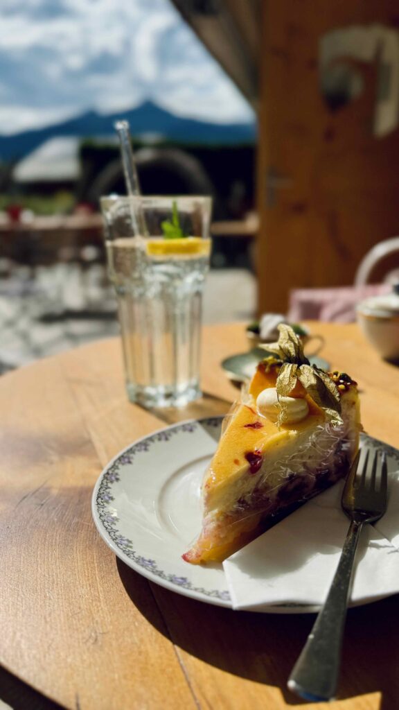 Ein Stück cremiger Quarkkuchen von Didi auf einem Teller, serviert im Café 3692 in Grindelwald.